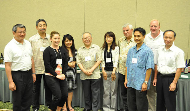 <strong>きき酒師チズコ｜日本酒ソムリエ</strong>　審査員の面々（左から日本名門酒会 飯田先生、京都月の桂の増田社長、西海岸代表Ozumo Restaurantの酒ソムリエ Jessica Fruiさん、私、醸造会の大重鎮 戸塚先生、酒類総合研究所の伊豆先生、西海岸からワインのエキスパートのDarrel Corti氏、ハワイ代表のRoberto Viernes氏、ニューヨークの酒ソムリエ、ミクソロジストであり10年連続審査員のChris Johnson氏、今回の審査員リーダーの酒類総合研究所の須藤先生）