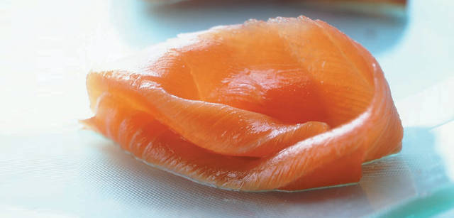 <strong>Chapter04</strong>｜Keyword：Beauty＆Health　低カロリーで高タンパク、良質な環境で育つスコティッシュサーモンはオメガ3脂肪酸の含有率が高いのが特長。