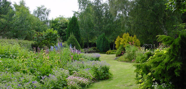 <strong>Chapter04</strong>｜Keyword：Beauty＆Health　スコットランド北部で共同生活を営むコミュニティ「フィンドホーン」の庭。色とりどりの花々が緑の小道を鮮やかに引き立てる。