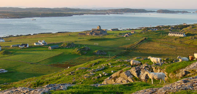 <strong>Chapter04</strong>｜Keyword：Beauty＆Health　パワースポットとしても注目される、きれいな水が育む自然のなかでの暮らしは、時間がゆったりと流れているようだ。