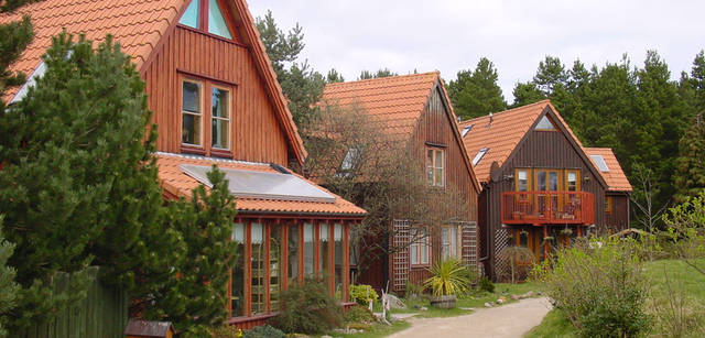 <strong>Chapter04</strong>｜Keyword：Beauty＆Health　豊かな森の中にはメンバーの住居が立ち並ぶ。自然と調和した家＝エコハウスや、都市を自然と共同創造するエコビレッジ計画を世界中に推し進め、1995年には国連から平和活動に実績ある団体として表彰、98年にはNGO（非政府組織）として正式に認可を受けた。