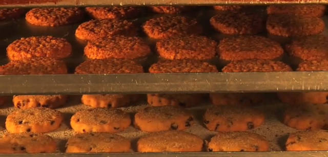 <strong>Chapter04</strong>｜Keyword：Craftsmanship＆Handmade　ほぼ手作業で作られているショートブレッドは、“食のオスカー”とも呼ばれる「グレートテイストアワード」にて金賞ふくむ34もの受賞歴を誇る。