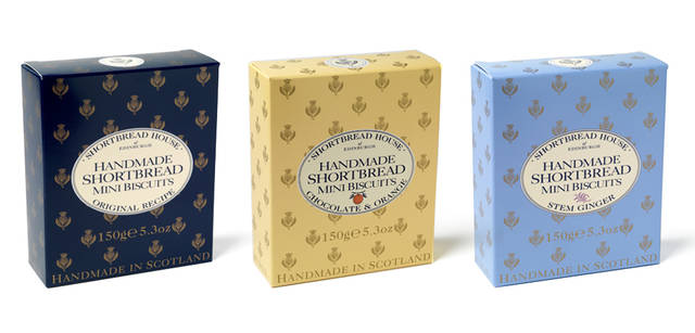 <strong>Chapter04</strong>｜Keyword：Craftsmanship＆Handmade　「Shortbread House of Edinburgh（ショートブレッド ハウス オブ エディンバラ）」　左から 現地でももっとも人気のあるショートブレッドハウスの定番アイテム「オリジナルレシピ」、オレンジのアロマがバターの風味を適度に抑え、チョコレートのカカオアロマがアクセントとして余韻を残す「チョコレート＆オレンジ」、からだをあたためる効果のあるジンジャーは、寒さの厳しいスコットランドでは古くから人気のある食材！「シンジャー」。