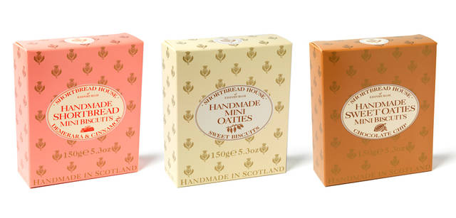 <strong>Chapter04</strong>｜Keyword：Craftsmanship＆Handmade　「Shortbread House of Edinburgh（ショートブレッド ハウス オブ エディンバラ）」　左から シナモンとデメララ（粗目糖）を塗したショートブレッドは、軽く焼きあがった生地に一層サクッとした食感を与える「シナモン」、英国でも朝食のシリアルフードとして食べられるほど一般的な食材、オーツ麦を原料として焼き上げたビスケット「スイートオーティー」、小さなチョコレートのチップが、味わい、食感ともに素朴なオーティービスケットにアクセントをくわえる「オーティーチョコチップ」。