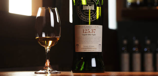 <strong>Chapter04</strong>｜Keyword：Whisky　「ザ・スコッチモルト・ウイスキー・ソサエティ」のボトルのエチケットには数字が書かれているだけ。この数字は蒸留所名と、樽の種類を意味している。