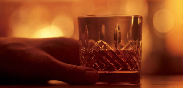 <strong>Chapter04</strong>｜Keyword：Whisky　スコッチウイスキーならではの楽しみ方は、加水していったときの変化。おなじ銘柄をストレートとトワイスアップで飲み比べて愉しむのもいいだろう。