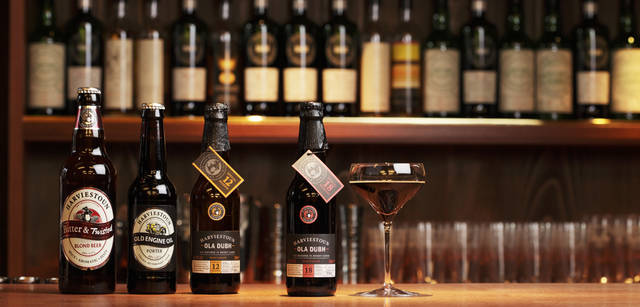 <strong>Chapter04</strong>｜Keyword：Scottish Beer　「HARVIESTOUN BREWERY（ハービストン・ブルワリー）」　左から 麦の甘さ、心地よい苦み、レモンのような爽やかな香りのブロンドエール「ハービストン ビター＆ツイステッド」（500mL） 525円、ダークチョコレート、たばこのフレーバーをもち、しっかりとホップのスパイスを感じられるリッチかつスムースなスタウト「オールドエンジンオイル」（330mL） 455円、おなじくハイランド パーク18年の熟成に使用された樽で「オールドエンジンオイル」を6ヵ月熟成させた「オーラ・ドゥ スペシャルリザーヴ 18」（330mL） 806円　（以上すべて参考価格）