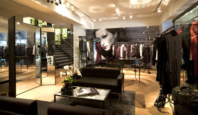 <strong>LANVIN｜ランバン</strong>　優雅な邸宅を想わせる、パリ本店とすべておなじコンセプトでデザインされた内装。ランバンの美学を物語る家具調度品でしつらえた空間だ。