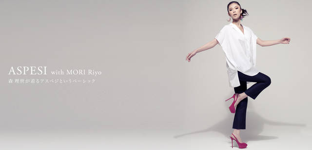 <strong>ASPESI｜アスペジ</strong> 「着てみて思ったのは、本当に良質な素材を使っていて、着心地が抜群だということ。見た目もすごくゆったりしているのに、シャープさを醸し出しているというのもいいですね。白シャツというベーシックな定番アイテムなんだけれども、ひとひねりが効いていると思います」（森 理世）<br />正面から見るとスクエアなフォルムが個性的な開襟シャツ。後ろが少し長めになっているのもおもしろい。白シャツ 4万6200円、パンツ 4万5150円（ともにアスペジ／アスペジ・ジャパン）　その他スタイリスト私物