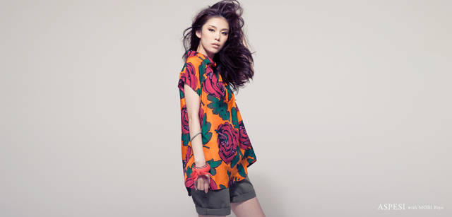 <strong>ASPESI｜アスペジ</strong> 「オレンジがとても印象的。そのなかに赤い大きなフラワープリントが配されていて、とてもインパクトがありますよね。“派手”とはちがう、ラグジュアリー感がくわわるのもすてきです」（森 理世）<br />オレンジ×赤の大胆な配色が鮮やか。ビッグフラワートップス 4万3050円、ショートパンツ 2万3100円（ともにアスペジ／アスペジ・ジャパン）　その他スタイリスト私物