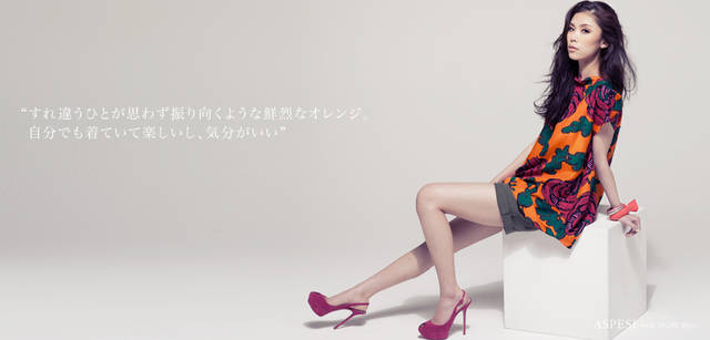 <strong>ASPESI｜アスペジ</strong> 「ふだんは、その日の天気や気候によっても選ぶ服は変わってきます。春夏にはやっぱり明るい色を着こなしたいですね。そして明るい色の服を着ると気分もあがるので、進んで取り入れたいです」（森 理世）<br />ビッグフラワートップス 4万3050円、ショートパンツ 2万3100円（ともにアスペジ／アスペジ・ジャパン）　その他スタイリスト私物
