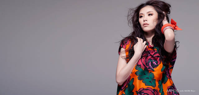 <strong>ASPESI｜アスペジ</strong> 「インパクトのあるトップスに、カジュアルな印象のカーキのショートパンツをコーディネイト。落ちついてなじませてくれるカラーリングです」（森 理世）<br />ビッグフラワートップス 4万3050円、ショートパンツ 2万3100円（ともにアスペジ／アスペジ・ジャパン）　その他スタイリスト私物