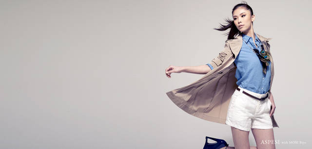 <strong>ASPESI｜アスペジ</strong> 「洗えば洗うほど、身体になじんできそうなとても着心地のいいシャツ。風をふわっと受けてくれそうな麻の軽さ、すごくいいです。今まではシャツを着よう！ という機会はあまりなかったのですが、今日はあたらしい自分を発見できた、という感じ！ 私のお気に入りアイテムに追加されました」（森 理世）<br />トレンチコート 5万4600円、ブルーのリネンシャツ 2万2050円、リネンショートパンツ 2万4150円、ベルト 1万1550円（すべてアスペジ／アスペジ・ジャパン）　その他スタイリスト私物