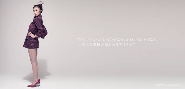 <strong>ASPESI｜アスペジ</strong> 「ハンガーに掛かっていたときと、まったく印象のちがう服。おとなしめかなと思っていましたが、着てみるとワイルドでありエレガンスであり、レトロなかわいさもあり。まるでアートのようなテキスタイルもインパクトがあります」（森 理世）<br />赤のプリントロングブラウス 6万3000円（アスペジ／アスペジ・ジャパン）　その他スタイリスト私物