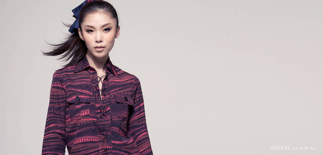 <strong>ASPESI｜アスペジ</strong> 「胸もとのデザイン、すごくおしゃれですよね。きゅっと締めてもかわいいし、カッコよく開けて着こなしてもいい。ボトムスに合わせるならパンツ。あえて濃いブルーのものを合わせたりして、おもしろさをくわえたいです」（森 理世）<br />赤のプリントロングブラウス 6万3000円（アスペジ／アスペジ・ジャパン）　その他スタイリスト私物