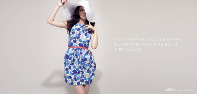 <strong>ASPESI｜アスペジ</strong> 「後ろにボリュームがあるバルーンワンピースは、いちばん太い部分を隠して、細い部分が出るように計算されたスカート丈。スタイルがとてもきれいに見えますね。歩き方もエレガントに見えると思いますよ」（森 理世）<br />フラワープリントワンピース 5万4600円（アスペジ／アスペジ・ジャパン）　その他スタイリスト私物