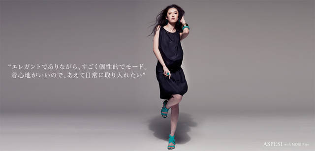 <strong>ASPESI｜アスペジ</strong> 「一見シンプル、でもよく見ると、ベルトの部分やフロントのドレープがすごく個性的かつモード。ひとと差をつけたいときに着るといいと思います。カラフルなアクセサリーをコーディネイトすると、着こなしが引き立ちそうですね」（森 理世）<br />シルクのリトルブラックドレス 6万900円（アスペジ／アスペジ・ジャパン）　その他スタイリスト私物