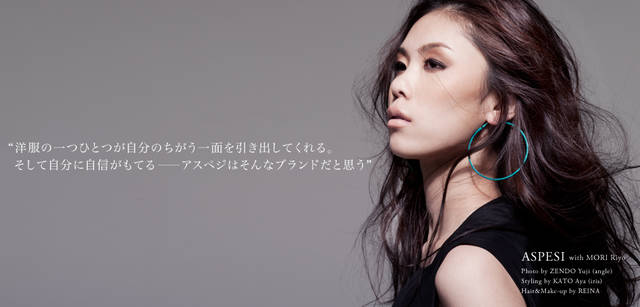 <strong>ASPESI｜アスペジ</strong> 「パーティなど特別な時に着て行くのではなく、日常に取り入れたい。友だちとランチをする時にも何か上に羽織ればOKですし、とても着心地が良いので飛行機移動のときにもいいと思います。楽でいて軽い、一瞬でおしゃれに見えるし、旅先でもぴったり」（森 理世）<br />シルクのリトルブラックドレス 6万900円（アスペジ／アスペジ・ジャパン）　その他スタイリスト私物