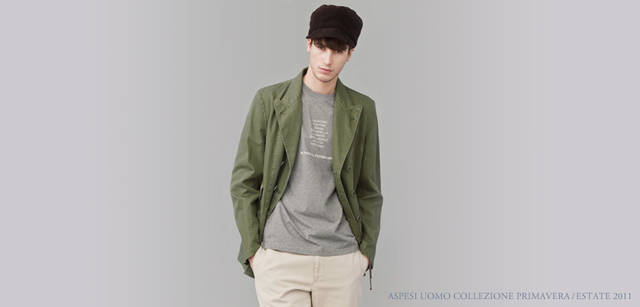 <strong>ASPESI｜アスペジ　Collezione Primavera/Estate 2011</strong> 身幅の大きなミリタリージャケットも、ダブルだと新鮮。シンプルなグレーのTシャツに、素材の色をそのまま活かしたような生成り色のパンツを合わせて。ジャケット「STIGLITZ COTTONE」 5万400円、Tシャツ 1万500円、チノパンツ「GREGORY」 3万2550円（すべてアスペジ／アスペジ・ジャパン）