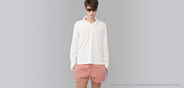 <strong>ASPESI｜アスペジ　Collezione Primavera/Estate 2011</strong> コットン100パーセントの白トップスは、夏に活躍することまちがいなし。開衿のデザインも新鮮だ。ボトムスは日本初登場のスイムウェア。海でほかのひとと差をつけるならこんな赤×白ストライプがイタリアンシックなカラーリングの水着をチョイス。なかにはメッシュ付き。プルオーバーシャツ 2万2050円、スイムウェア「POSITANO」 2万1000円（ともにアスペジ／アスペジ・ジャパン）