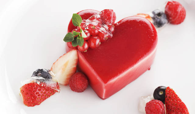 <strong>GUCCI｜グッチ</strong>　「シャンパンのムース 赤いベリーとシャンパンジュレを添えて」　“Champagne Mousse with Assorted Berries and Champagne Jelee”　1600円