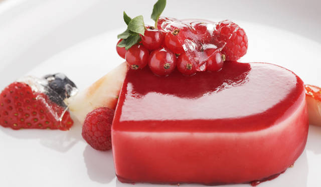 <strong>GUCCI｜グッチ</strong>　「シャンパンのムース 赤いベリーとシャンパンジュレを添えて」　“Champagne Mousse with Assorted Berries and Champagne Jelee”　1600円