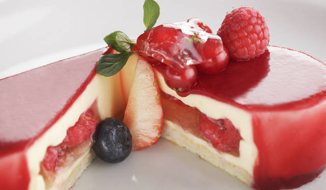 <strong>GUCCI｜グッチ</strong>　「シャンパンのムース 赤いベリーとシャンパンジュレを添えて」　“Champagne Mousse with Assorted Berries and Champagne Jelee”　1600円