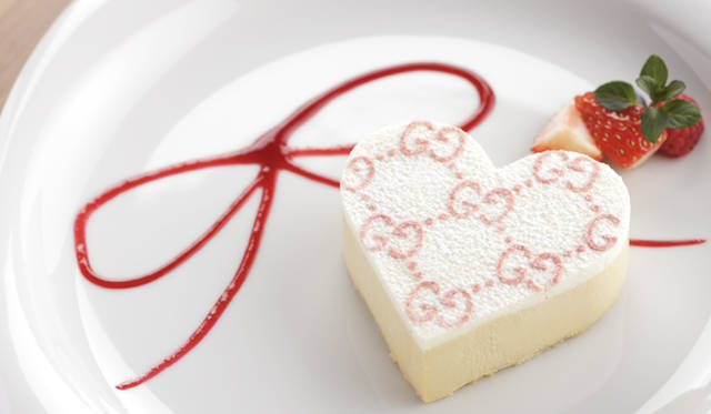 <strong>GUCCI｜グッチ</strong>　「キャラメルシナモンムース ホワイトチョコクリームと共に」　“Caramel Cinnamon Mousse with Chocolate Cream”　1600円