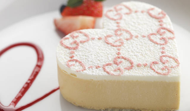 <strong>GUCCI｜グッチ</strong>　「キャラメルシナモンムース ホワイトチョコクリームと共に」　“Caramel Cinnamon Mousse with Chocolate Cream”　1600円