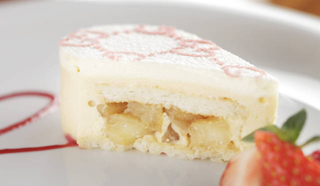 <strong>GUCCI｜グッチ</strong>　「キャラメルシナモンムース ホワイトチョコクリームと共に」　“Caramel Cinnamon Mousse with Chocolate Cream”　1600円