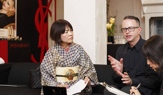 <strong>YVES SAINT LAURENT｜イヴ・サンローラン</strong>　インタビュアーの國藤直子さんとロイド・シモンズ氏