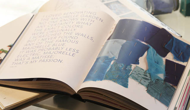 <strong>YVES SAINT LAURENT｜イヴ・サンローラン</strong>　イヴ・サンローランの回顧展のカタログより