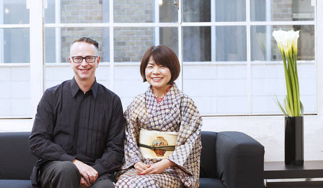 <strong>YVES SAINT LAURENT｜イヴ・サンローラン</strong>　インタビュアーの國藤直子さんとロイド・シモンズ氏