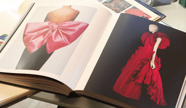 <strong>YVES SAINT LAURENT｜イヴ・サンローラン</strong>　イヴ・サンローランの回顧展のカタログより