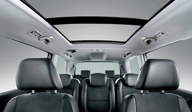 <strong>Volkswagen Sharan｜フォルクスワーゲン シャラン</strong>　受注生産で電動パノラマスライディングルーフを用意。