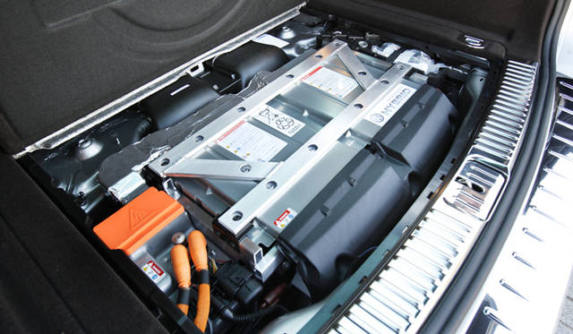 <strong>Volkswagen Touareg Hybrid｜フォルクスワーゲン トゥアレグ ハイブリッド</strong>　288Vのニッケル水素バッテリー。