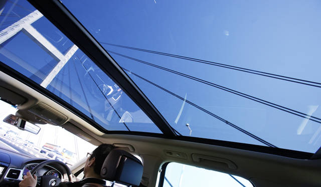 <strong>Volkswagen Touareg Hybrid｜フォルクスワーゲン トゥアレグ ハイブリッド</strong>　電動パノラマスライディングルーフをオプションで用意。