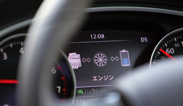 <strong>Volkswagen Touareg Hybrid｜フォルクスワーゲン トゥアレグ ハイブリッド</strong>　スピードメーターに配置されたディスプレイで、エネルギーのフローを視認することができる。