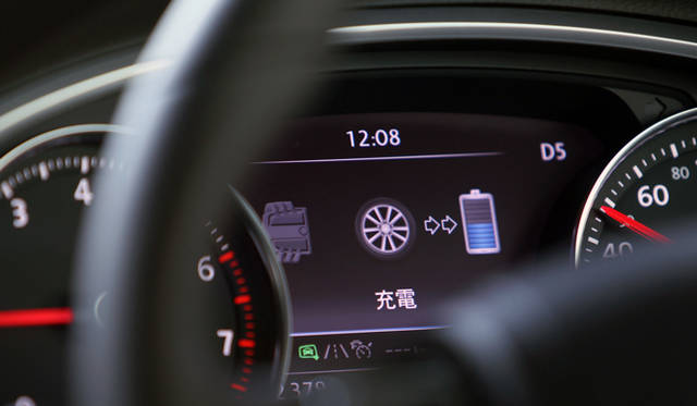 <strong>Volkswagen Touareg Hybrid｜フォルクスワーゲン トゥアレグ ハイブリッド</strong>　回生ブレーキシステムによってバッテリーが充電されている図。エネルギーのフローを確認できる以外に、タイヤの空気圧状況、アダプティブクルーズコントロール、インジケーターとしても使用することができる。