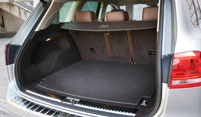 <strong>Volkswagen Touareg Hybrid｜フォルクスワーゲン トゥアレグ ハイブリッド</strong>　通常時、580ℓの荷詰めが可能で、リアシートを倒すことによって最大1,642ℓまで拡大することができるラゲッジスペース。