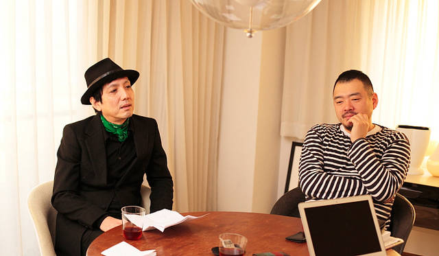 リーンなシルエットのジャケットにハットの島津さん（左）。源馬さんはボーダーシャツでリラックスムード。