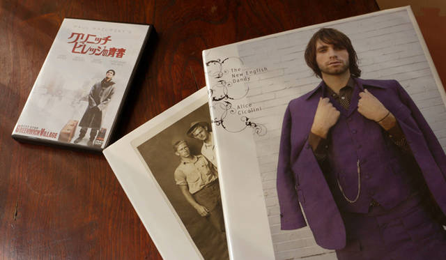 島津さんのクリエイションのソース。右から写真集『The English Dandy』『DISFARMER』,DVD『グリニッチビレッジの青春』