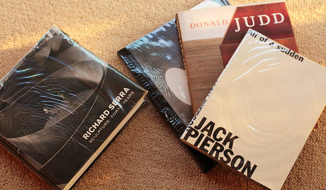 源馬さんのクリエイションのソース本。JACK PIERSON、DONALD JUDD、RICHARD SERRAなどのもの。自分にはない世界と自分のベースになる世界両方の本を集めている。