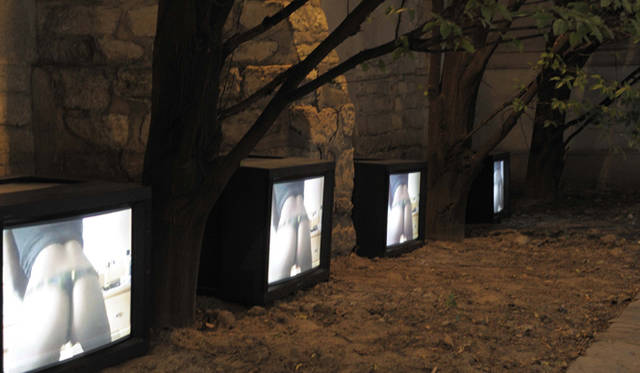 <strong>ADAM KIMEL｜アダム・キメル</strong>　アウトドアで開催された展示会はアーティスティックだった。