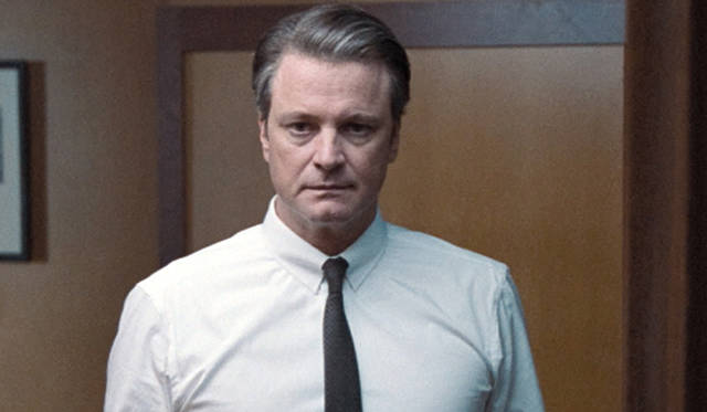 <strong>映画『シングルマン』より。衣装もトム・フォードがてがた。白シャツにナローなタイがじつにダンディ。©2009 Fade to Black Productions, Inc. All Rights Reserved.