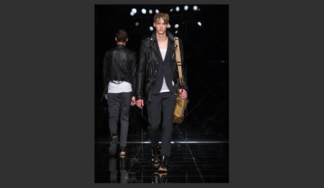<strong>BURBERRY PRORSUM｜バーバリー プローサム</strong>　大きめなライダーズが一際目を引いた。2011年S/Sコレクションより。