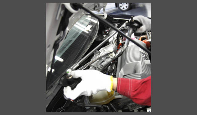 <strong>TOYOTA PRIUS｜トヨタ・プリウス</strong>　プリウスの場合、ダンパーをひとつはずすだけでもワイパーモーターまで先にはずす必要がある。