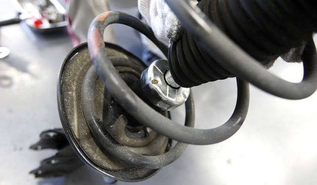 <strong>TOYOTA PRIUS｜トヨタ・プリウス</strong>　これが問題のオイルのにじみ。写真はもちろん、肉眼でもほとんどわからない程度だ。