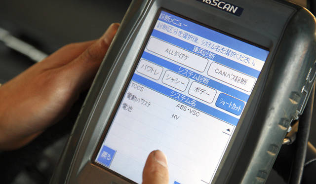 <strong>TOYOTA PRIUS｜トヨタ・プリウス</strong>　ハイブリッド車だけに、テスターにかける際もセンサー類のチェックなどは入念だ。