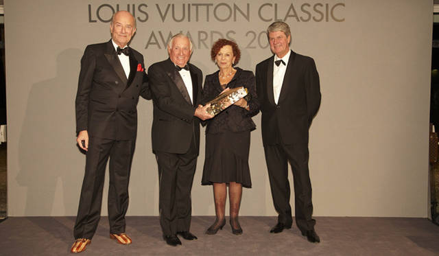 <strong>LOUIS VUITTON CLASSIC AWARDS 2010-2011｜ルイ・ヴィトン クラシック アワード2010-2011</strong>　向かって左より、審査員長クリスチャン･フィリップセン、オスカー&ベティ・デイヴィス夫妻、ルイ・ヴィトン マルティエ代表取締役会長兼CEO イヴ・カルセル。　（c）Louis Vuitton／Stephan Muratet